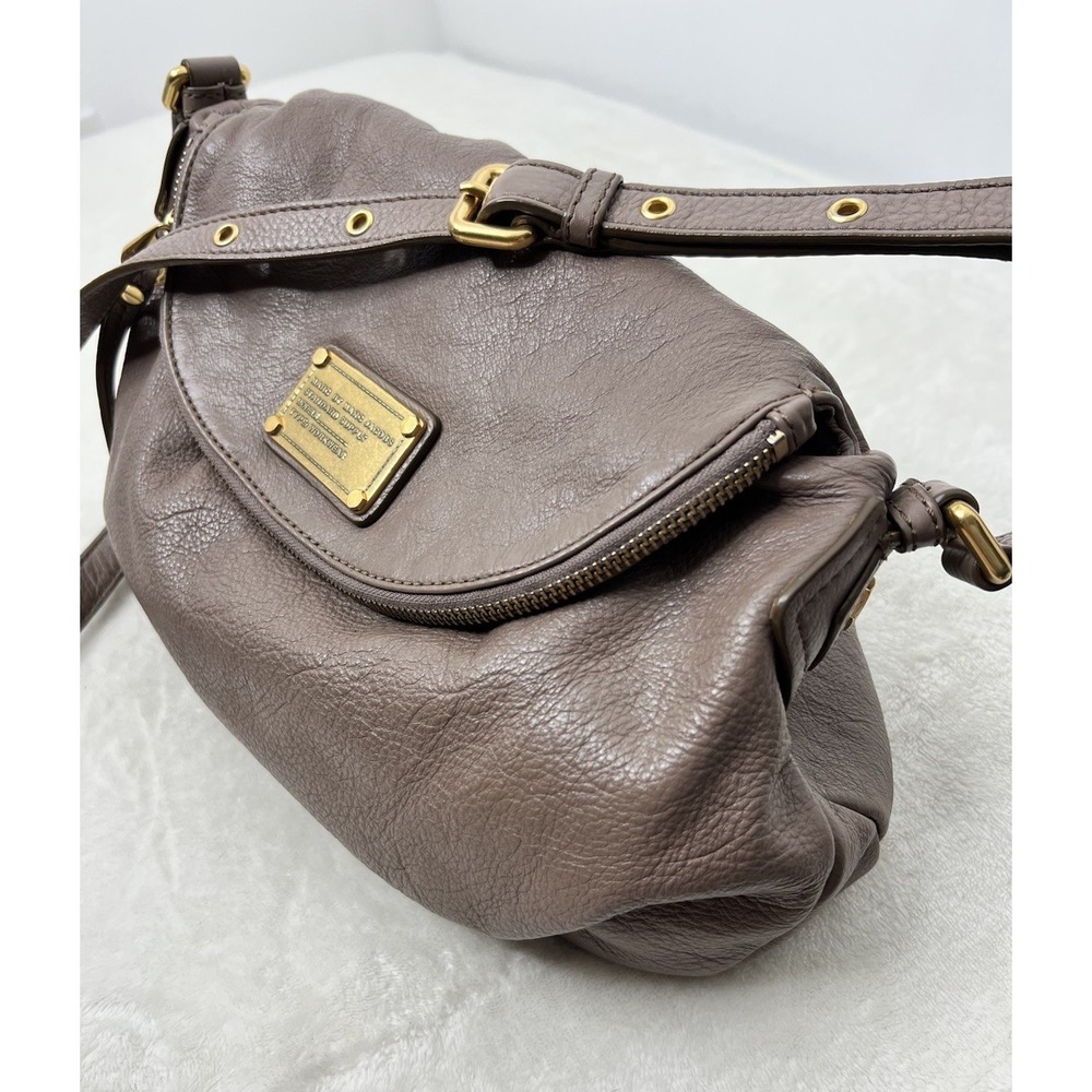 MARC BY MARC JACOBS Classic Q NATASHA Ash Brown Pebbled Crossbody Shoulder Bag - Picture 1 of 16